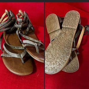 Maurice’s gray zip sandals